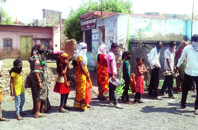 WASHIM: The fiasco of 'social distance' everywhere | वाशिम : ‘सोशल डिस्टन्सिंग’चा सर्वत्र फज्जा WASHIM: The fiasco of 'social distance' everywhere | वाशिम : ‘सोशल डिस्टन्सिंग’चा सर्वत्र फज्जा