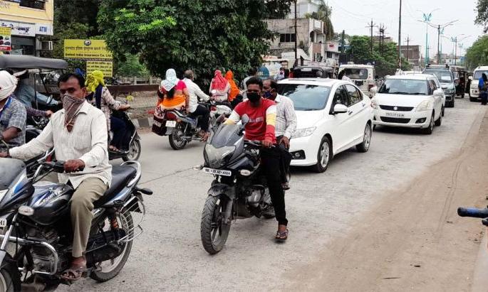 As soon as the market opened, a crowd of citizens erupted | बाजारपेठ उघडताच उसळली नागरिकांची गर्दी As soon as the market opened, a crowd of citizens erupted | बाजारपेठ उघडताच उसळली नागरिकांची गर्दी