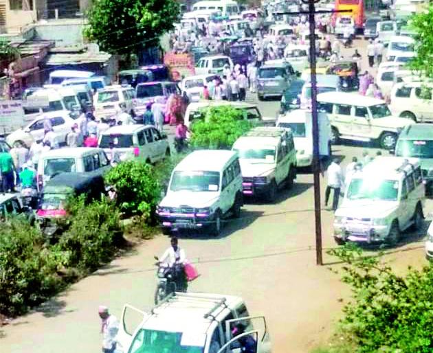 Parking Road to Wardali | वर्दळीचे रस्तेच झालेत वाहनतळ Parking Road to Wardali | वर्दळीचे रस्तेच झालेत वाहनतळ