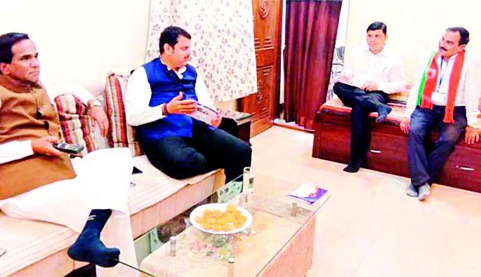 Chief Minister's 'one hour' at CM's residence | नगराध्यक्षांच्या निवासस्थानी मुख्यमंत्र्यांचा ‘एक तास’ Chief Minister's 'one hour' at CM's residence | नगराध्यक्षांच्या निवासस्थानी मुख्यमंत्र्यांचा ‘एक तास’