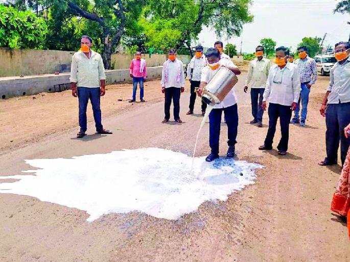 BJP's 'Milk Elgar' across the district | भाजपचा जिल्हाभरात ‘दूध एल्गार’