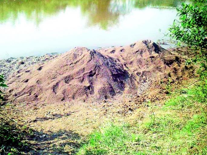 The nature of the deficit that came to the river Nallah in the vicinity | परिसरातील नदी नाल्यांना आले घाटाचे स्वरूप The nature of the deficit that came to the river Nallah in the vicinity | परिसरातील नदी नाल्यांना आले घाटाचे स्वरूप