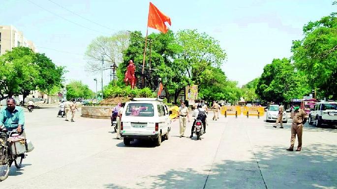 Bumping freely around | मोकाटपणे फिरणाऱ्यांना दणका Bumping freely around | मोकाटपणे फिरणाऱ्यांना दणका