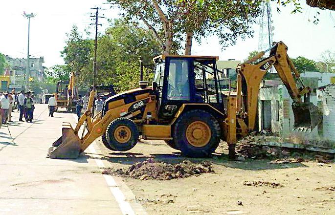 Bulldozers scattered over 75 year old encroachment | ७५ वर्ष जुन्या अतिक्रमणावर बुलडोजर फिरले Bulldozers scattered over 75 year old encroachment | ७५ वर्ष जुन्या अतिक्रमणावर बुलडोजर फिरले