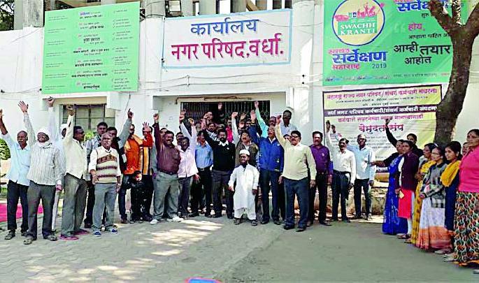 Junk work | कामबंदमुळे कामकाज ठप्प Junk work | कामबंदमुळे कामकाज ठप्प