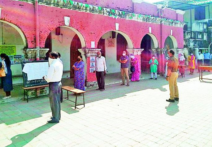 65.32 per cent voters exercised their right in the district | जिल्ह्यात 65.32 टक्के मतदारांनी बजावला हक्क 65.32 per cent voters exercised their right in the district | जिल्ह्यात 65.32 टक्के मतदारांनी बजावला हक्क