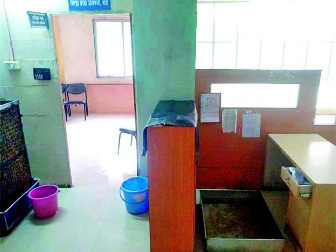 District Sports Officer's Office leaks | जिल्हा क्रीडा अधिकारी कार्यालयाला गळती District Sports Officer's Office leaks | जिल्हा क्रीडा अधिकारी कार्यालयाला गळती