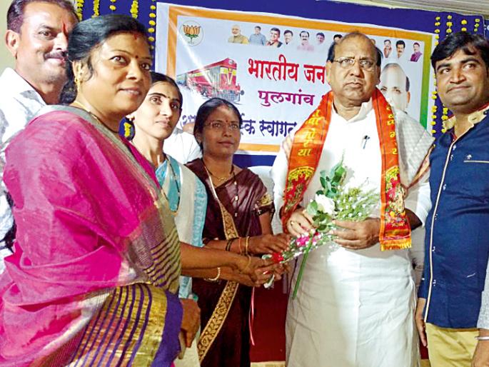 Waiting for 13 years of waiting for the rest of the journey has ended | नवजीवनच्या थांब्यांची १३ वर्षांची प्रतीक्षा संपली Waiting for 13 years of waiting for the rest of the journey has ended | नवजीवनच्या थांब्यांची १३ वर्षांची प्रतीक्षा संपली