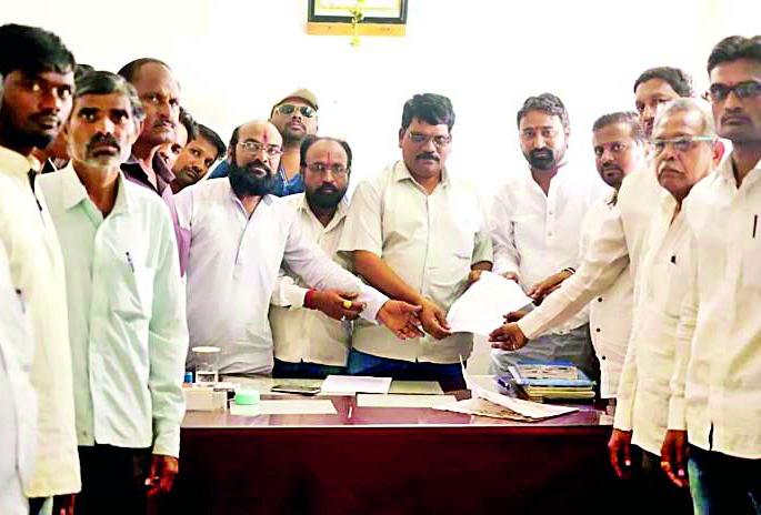 Give seven thousand rupees per quintal for cotton | कापसाला प्रती क्विंटल सात हजार रूपये भाव द्या Give seven thousand rupees per quintal for cotton | कापसाला प्रती क्विंटल सात हजार रूपये भाव द्या