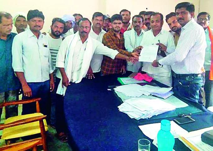 Give the farmers an instant punch | शेतकऱ्यांना तुरीचे चुकारे त्वरित द्या Give the farmers an instant punch | शेतकऱ्यांना तुरीचे चुकारे त्वरित द्या