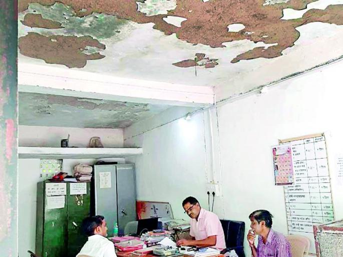 Ashti Talathi's office had a leak | आष्टीच्या तलाठी कार्यालयाला लागली गळती Ashti Talathi's office had a leak | आष्टीच्या तलाठी कार्यालयाला लागली गळती