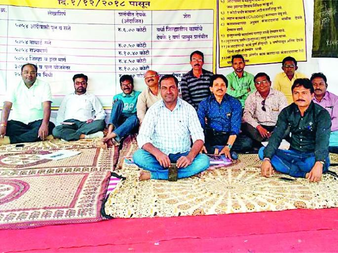 Contract launcher chain fast | कंत्राटदारांचे साखळी उपोषण Contract launcher chain fast | कंत्राटदारांचे साखळी उपोषण