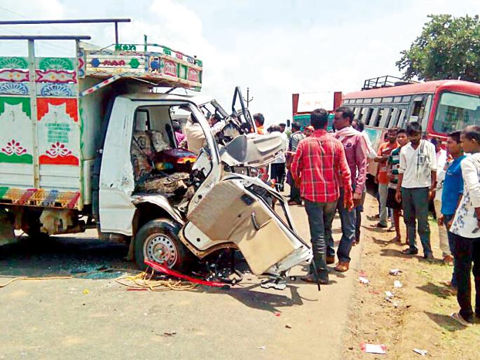 Passengers traveling safely with the bus driver | बसचालकाच्या सतर्कतेने बचावले प्रवासी Passengers traveling safely with the bus driver | बसचालकाच्या सतर्कतेने बचावले प्रवासी