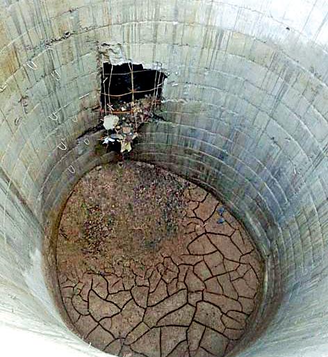 Two well-heeled well, a soft-quality blow | दोन महिन्यातच खचली विहीर, सुमार दर्जाचा फटका Two well-heeled well, a soft-quality blow | दोन महिन्यातच खचली विहीर, सुमार दर्जाचा फटका