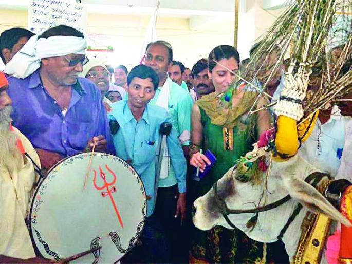 Divanang brothers gave tehsildars to the cow | दिव्यांग बांधवांनी दिली तहसीलदारांना गाय