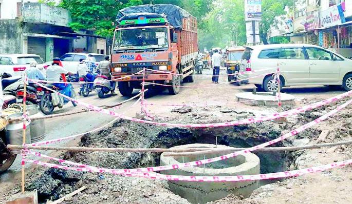 The action against the contractor in the underground is also dark | भूमिगतमध्ये कंत्राटदारावरील कारवाईही गडप The action against the contractor in the underground is also dark | भूमिगतमध्ये कंत्राटदारावरील कारवाईही गडप