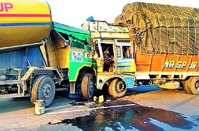 Two truckloads of serious serious | दोन ट्रकच्या धडकेत तिघे गंभीर Two truckloads of serious serious | दोन ट्रकच्या धडकेत तिघे गंभीर