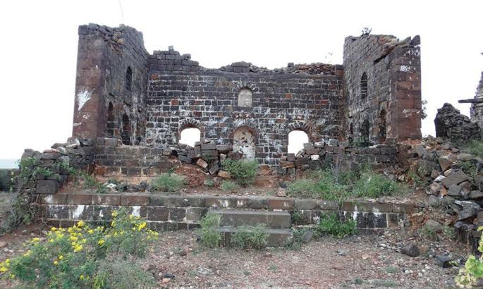Nizam Shahi's Mardhana, Kalavanti's palace, in the ruins of an archeological site: a dilapidated street, a palace of sorts; Tourist turn around due to lack of infrastructure | निजामशाहीकालीन मर्दानखाना, कलावंतीणीच्या महालाला अवकळा ऐतिहासिक वास्तू भग्नावस्थेत : रस्त्याचे खस्ता हाल, महाल मोडकळीस; पायाभूत सुविधांअभावी पर्यटकांनी फिरवली पाठ Nizam Shahi's Mardhana, Kalavanti's palace, in the ruins of an archeological site: a dilapidated street, a palace of sorts; Tourist turn around due to lack of infrastructure | निजामशाहीकालीन मर्दानखाना, कलावंतीणीच्या महालाला अवकळा ऐतिहासिक वास्तू भग्नावस्थेत : रस्त्याचे खस्ता हाल, महाल मोडकळीस; पायाभूत सुविधांअभावी पर्यटकांनी फिरवली पाठ