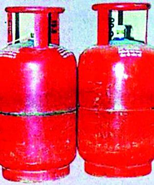 Artificial scarcity of gas cylinders in the Pusad city | पुसद शहरात गॅस सिलिंडरची कृत्रिम टंचाई Artificial scarcity of gas cylinders in the Pusad city | पुसद शहरात गॅस सिलिंडरची कृत्रिम टंचाई