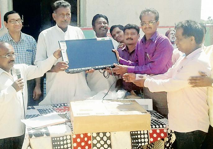 A visit to the Vendhashram of the vendor's organization | वृत्तपत्र विक्रेता संस्थेची वृद्धाश्रमाला भेट A visit to the Vendhashram of the vendor's organization | वृत्तपत्र विक्रेता संस्थेची वृद्धाश्रमाला भेट