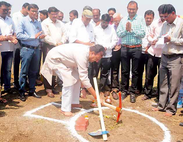 MIDC Waterfall Bhumi Pujan | एमआयडीसीत जलवाहिनीचे भूमिपूजन MIDC Waterfall Bhumi Pujan | एमआयडीसीत जलवाहिनीचे भूमिपूजन