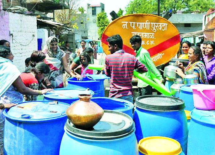 Civic scales on water tankers | पाण्याच्या टँकरवर नागरिकांची झुंबड