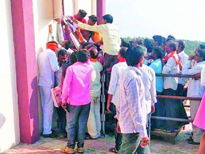 Diwali family to maintain the cause of the workers | कार्यकर्त्यांची मर्जी राखण्यासाठी दिवाळी फराळ Diwali family to maintain the cause of the workers | कार्यकर्त्यांची मर्जी राखण्यासाठी दिवाळी फराळ