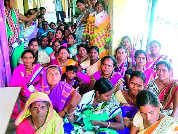 Stretch for women's work | महिलांचा कामासाठी ठिय्या