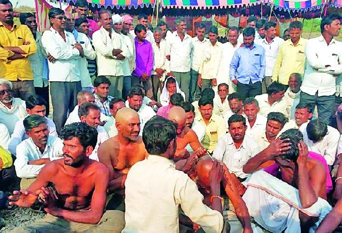 The government's protest by shaving at Umarkhed and shaving off | उमरखेडमध्ये मुंडण करून शासनाचा निषेध The government's protest by shaving at Umarkhed and shaving off | उमरखेडमध्ये मुंडण करून शासनाचा निषेध
