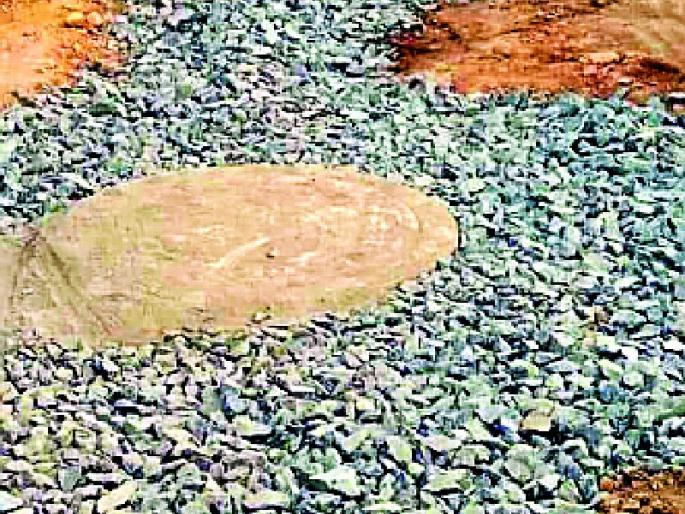 In Waghapur and Pimpalgaon area, the work of underground garbage will be low | वाघापूर व पिंपळगाव परिसरात भूमिगत गटारांची कामे दर्जाहीन In Waghapur and Pimpalgaon area, the work of underground garbage will be low | वाघापूर व पिंपळगाव परिसरात भूमिगत गटारांची कामे दर्जाहीन