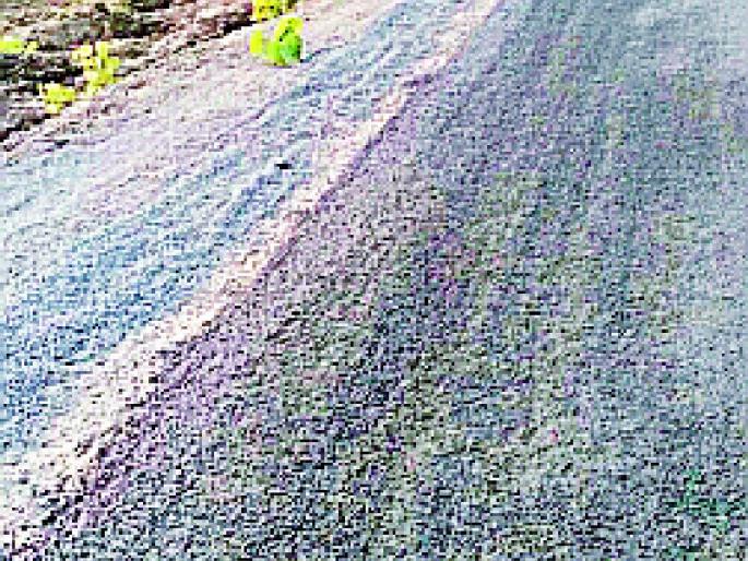 Two crores of rupees split in three days | दोन कोटींचा रस्ता तीन दिवसात फुटला Two crores of rupees split in three days | दोन कोटींचा रस्ता तीन दिवसात फुटला
