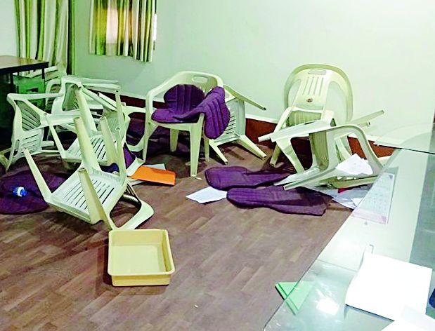 Disrupted women's life authority in water dispute | पाण्यासाठी संतप्त महिलांची जीवन प्राधिकरणात तोडफोड Disrupted women's life authority in water dispute | पाण्यासाठी संतप्त महिलांची जीवन प्राधिकरणात तोडफोड