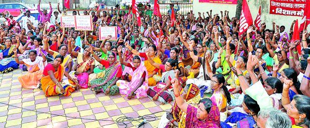 Anganwadi and Healthcare aggressive | अंगणवाडीताई आणि आरोग्यसेविका आक्रमक