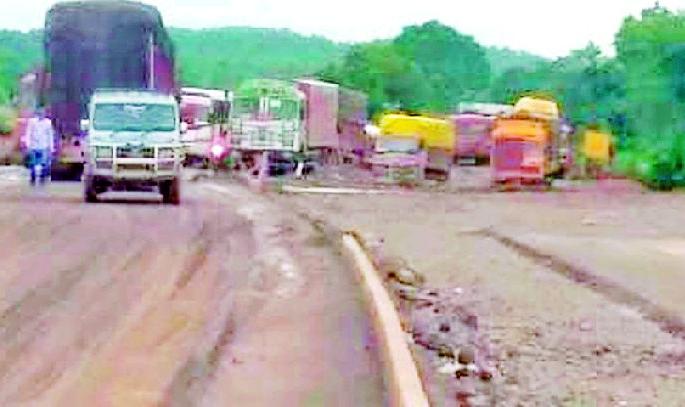 Work on the highway | महामार्गाचे काम कासवगतीने