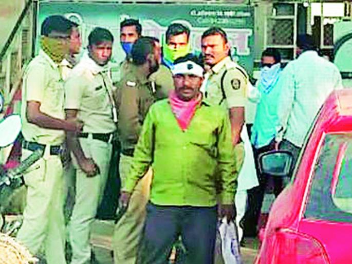 Hamritumari among farmers and employees of Mahagaon Bank | महागाव बॅंकेत शेतकरी व कर्मचाऱ्यांमध्ये हमरीतुमरी Hamritumari among farmers and employees of Mahagaon Bank | महागाव बॅंकेत शेतकरी व कर्मचाऱ्यांमध्ये हमरीतुमरी