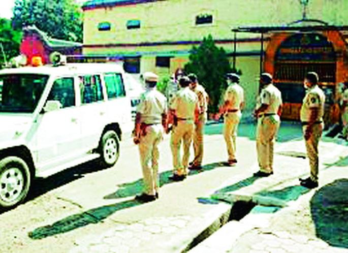 Prisoner attacks officer by cutting hair | केस कापल्याने कैद्याचा अधिकाऱ्यावर हल्ला