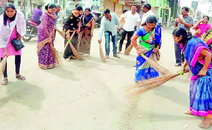 Yavatmal councilors took the broom in their hands | यवतमाळच्या नगरसेवकांनी हातात घेतला झाडू Yavatmal councilors took the broom in their hands | यवतमाळच्या नगरसेवकांनी हातात घेतला झाडू