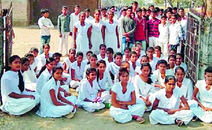 Locker locked for Khairi school for teacher | शिक्षकासाठी खैरी शाळेला ठोकले कुलूप Locker locked for Khairi school for teacher | शिक्षकासाठी खैरी शाळेला ठोकले कुलूप