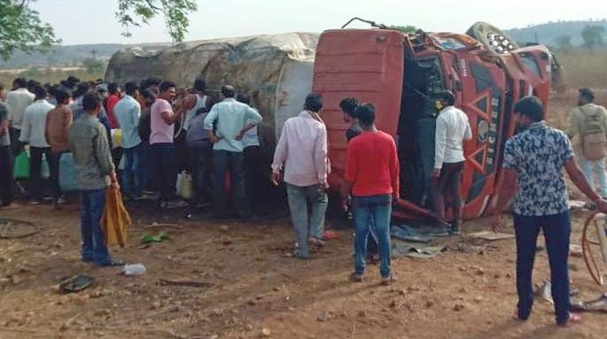 Tanker came Tanker came ... Fill diesel not water! | ..... आणि तब्बल २९ हजार लिटर डिझेल लोकांनी अक्षरश: लुटले