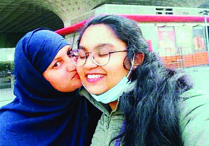 Beating Indian children at the border; Lajina admitted to Solapur; Injury to the eye | सीमेवर भारतीय मुलांवर लाठीमार; लाजीना सोलापुरात दाखल; डोळ्याला झाली इजा Beating Indian children at the border; Lajina admitted to Solapur; Injury to the eye | सीमेवर भारतीय मुलांवर लाठीमार; लाजीना सोलापुरात दाखल; डोळ्याला झाली इजा
