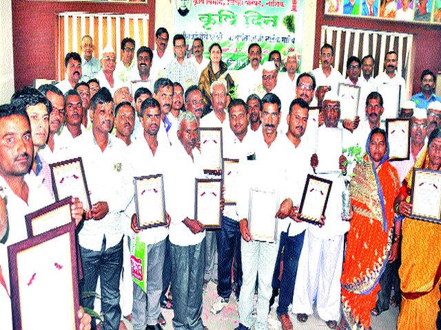 The pride of the laboratory farmers in the district | जिल्ह्यातील प्रयोगशील शेतकºयांचा गौरव The pride of the laboratory farmers in the district | जिल्ह्यातील प्रयोगशील शेतकºयांचा गौरव