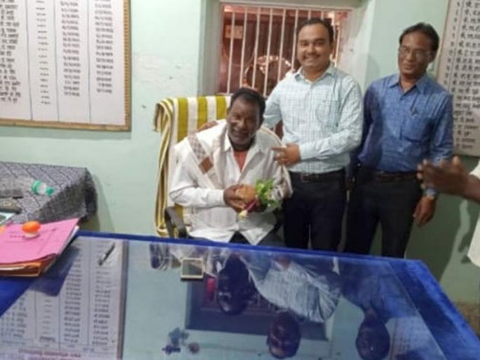 When Cleaning Staff Becomes Chief ..! | जरा हटके; सफाई कर्मचारी जेव्हा मुख्याधिकारी बनला..! When Cleaning Staff Becomes Chief ..! | जरा हटके; सफाई कर्मचारी जेव्हा मुख्याधिकारी बनला..!