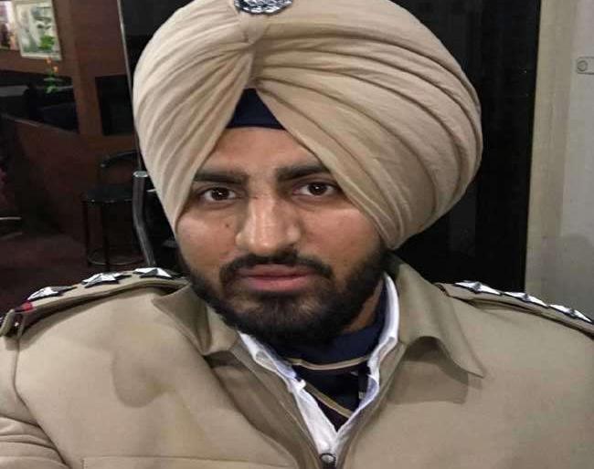 shoking...! He became DSP and fooled Punjab police; Married with woman officer | बापरे...! त्यानं चक्क उपअधिक्षक बनून पोलिसांनाच गंडवलं; महिला अधिकाऱ्यासोबत केलं लग्न