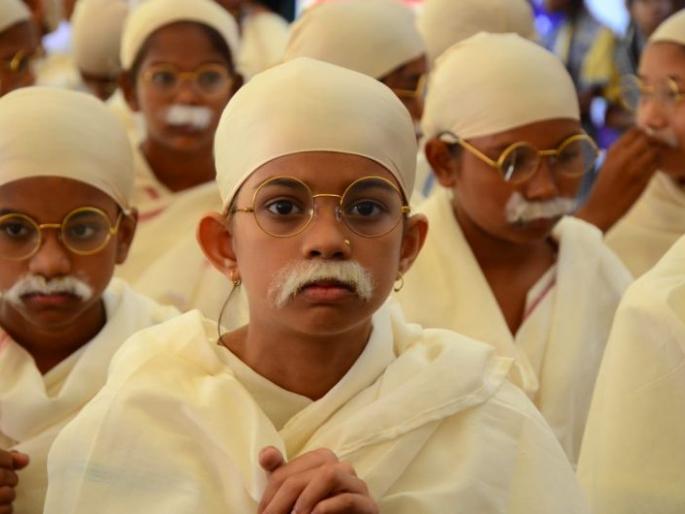 150 Gandhiji appears in Nagpur; The country's first venture | नागपुरात अवतरले १५० गांधीजी; देशातील पहिला उपक्रम 150 Gandhiji appears in Nagpur; The country's first venture | नागपुरात अवतरले १५० गांधीजी; देशातील पहिला उपक्रम