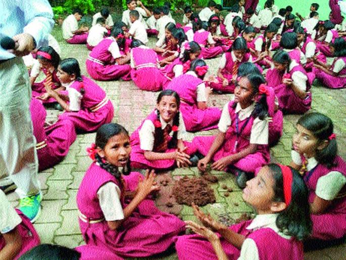 Students create ten thousand 'seedballs' | विद्यार्थ्यांनी तयार केले दहा हजार ‘सीडबॉल’  Students create ten thousand 'seedballs' | विद्यार्थ्यांनी तयार केले दहा हजार ‘सीडबॉल’