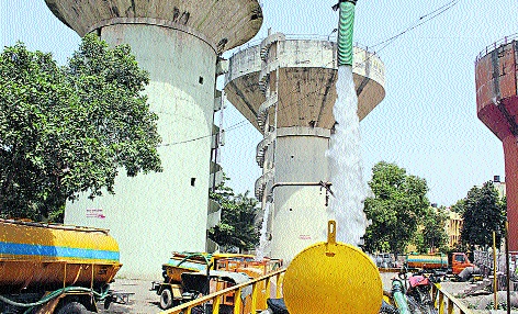 Aurangabadkars now get 2 days to get water | औरंगाबादकरांना आता म्हणे २ दिवसांआड पाणी Aurangabadkars now get 2 days to get water | औरंगाबादकरांना आता म्हणे २ दिवसांआड पाणी