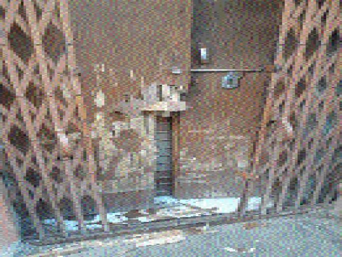 Attempts to break the bank in Dharur | धारूरमध्ये बँक फोडण्याचा प्रयत्न Attempts to break the bank in Dharur | धारूरमध्ये बँक फोडण्याचा प्रयत्न