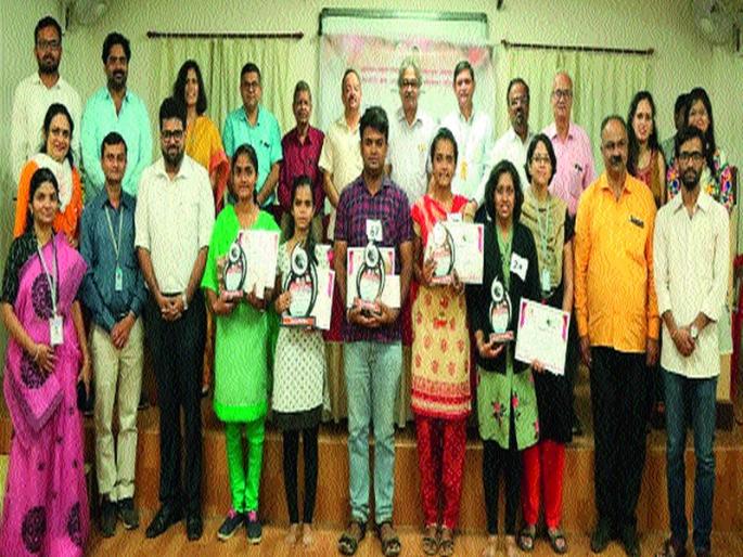 Distribution of prize money for speech | वक्तृत्व स्पर्धेचे पारितोषिक वितरण Distribution of prize money for speech | वक्तृत्व स्पर्धेचे पारितोषिक वितरण