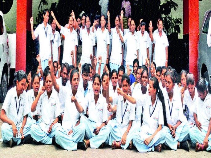 Nursing students' agitation | नर्सिंगच्या विद्यार्थिनींचे आंदोलन Nursing students' agitation | नर्सिंगच्या विद्यार्थिनींचे आंदोलन