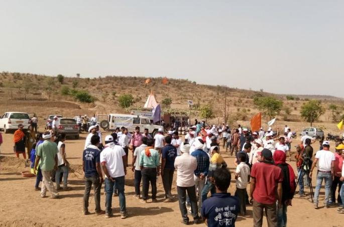 Maharashtra Day; Shramadan at Umtha in Nagpur district | अन्न गुडगुडे नाल गुडगुडे दुष्काळ, ढिशकॅव.. ढिशकॅव..ढिशकॅव... Maharashtra Day; Shramadan at Umtha in Nagpur district | अन्न गुडगुडे नाल गुडगुडे दुष्काळ, ढिशकॅव.. ढिशकॅव..ढिशकॅव...